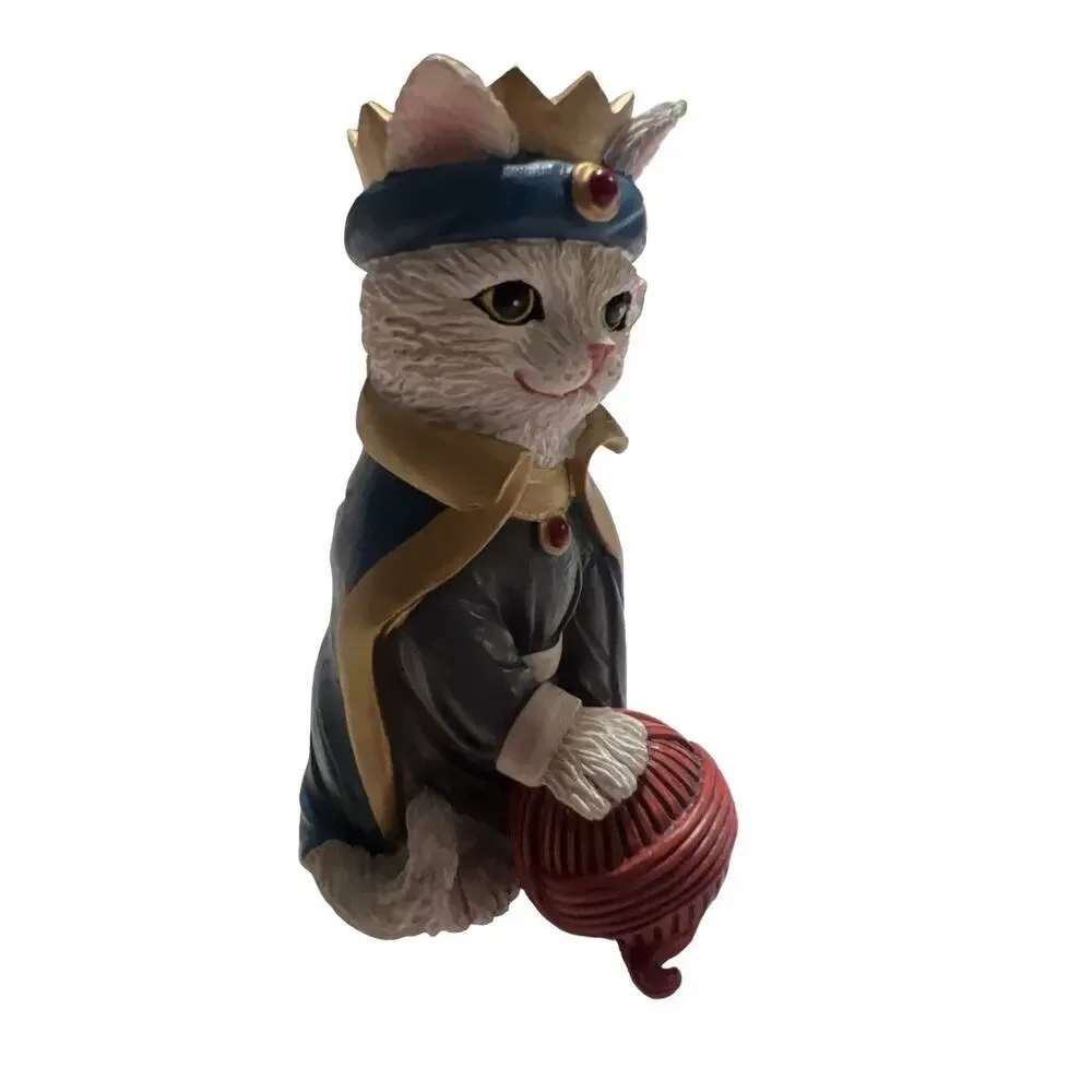 Hawthorne Village Purr-fect Christmas Pageant Cat Figurine King Yarn